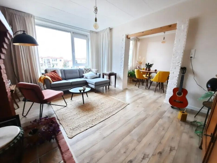 Living room with awnings, curtains and built-in closet
