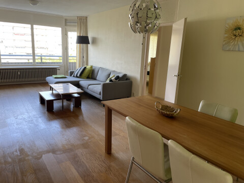 woonkamer - bank en eettafel