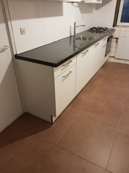 1e verdieping: nieuwe keuken met inbouw Siemens vaatwasser, inbouw Bosch oven en inbouw Bosch kookplaat en afzuigkap